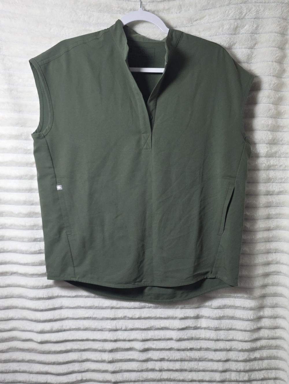 0422‎ FIGS Green Sleeveless Scrub Top